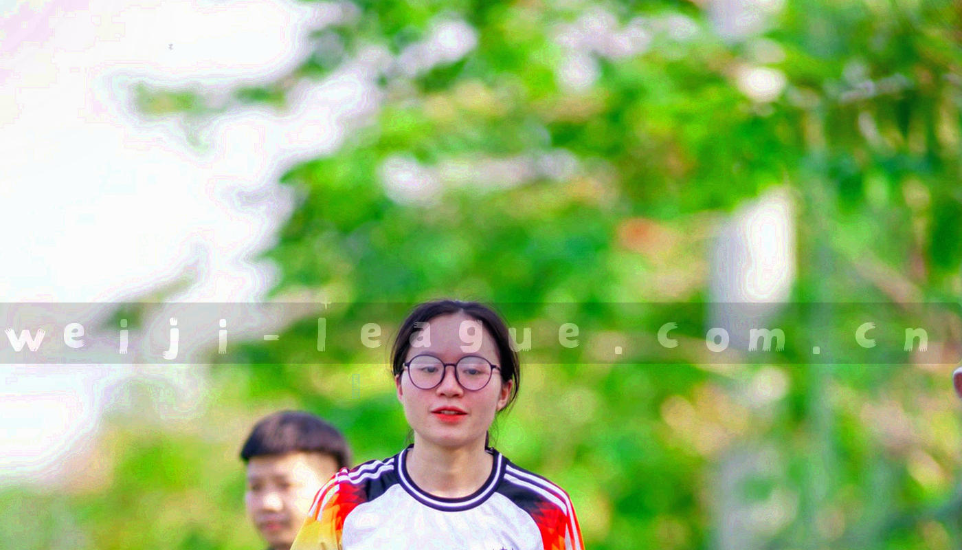 城市天际线与体育场馆位置关系示意，用于理解出行与来信信息